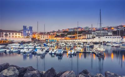 Hafen von Angra Heroismo in der Abenddämmerung